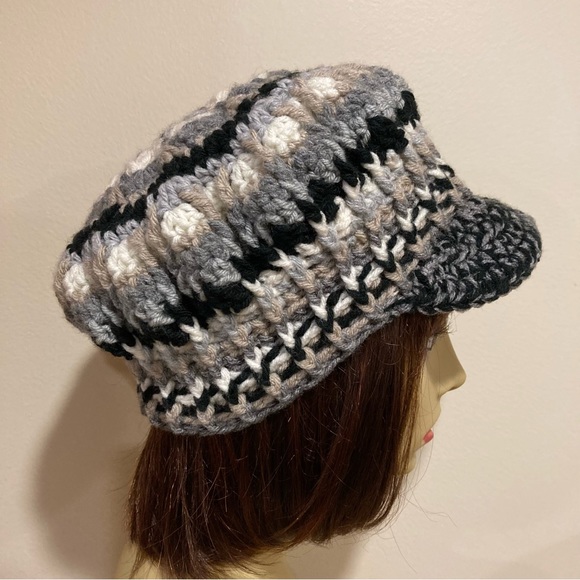 Fun, snappy, chic, handknit, Boho hippie style, newsboy, cap. Multi black, gray. - Picture 6 of 8